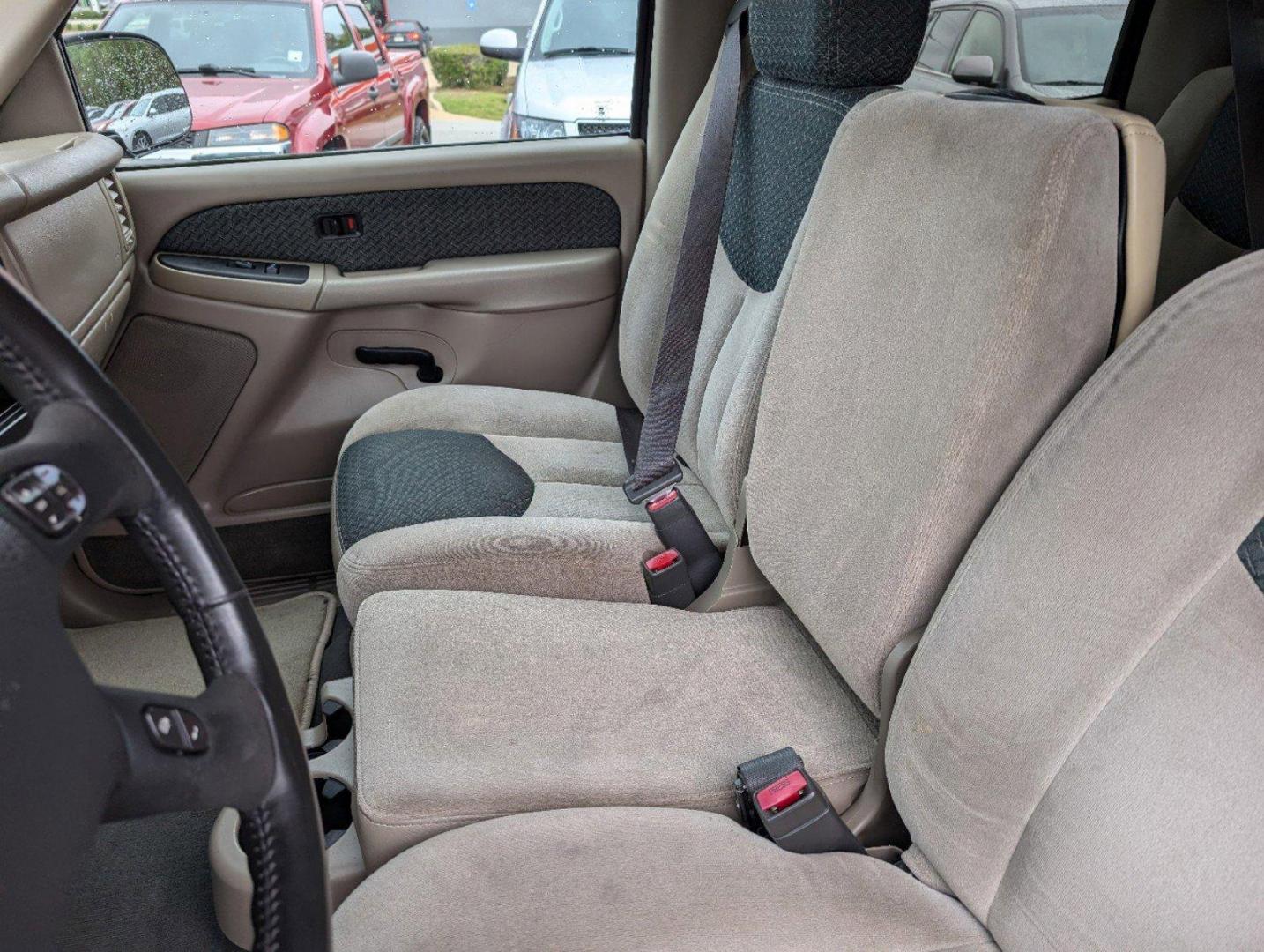 2004 /Medium Neutral Chevrolet4 Avalanchet Z71 (3GNEK12TX4G) with an Gas V8 5.3L/327 engine, 4-Speed Automatic w/OD transmission, located at 7000 Northlake Connector, Columbus, GA, 31904, (706) 987-8085, 32.524975, -84.978134 - 2004 Chevrolet4 Avalanchet Z71 - Photo#14