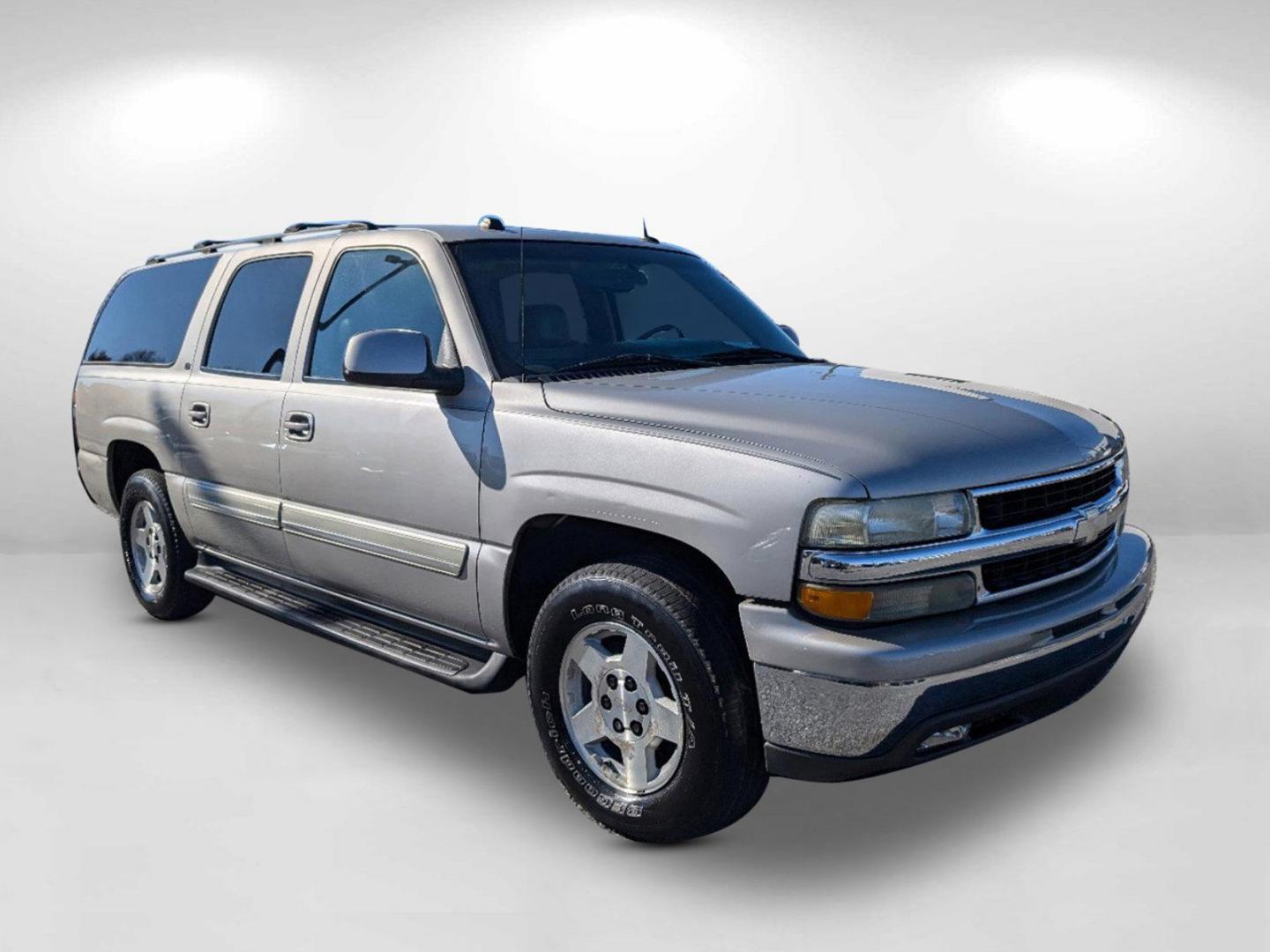 2004 /Gray/Dark Charcoal Chevrolet Suburban LT (3GNEC16Z94G) with an Gas V8 5.3L/327 engine, 4-Speed Automatic w/OD transmission, located at 3959 U.S. 80 W, Phenix City, AL, 36870, (334) 297-4885, 32.469296, -85.135185 - 2004 Chevrolet Suburban LT - Photo#2