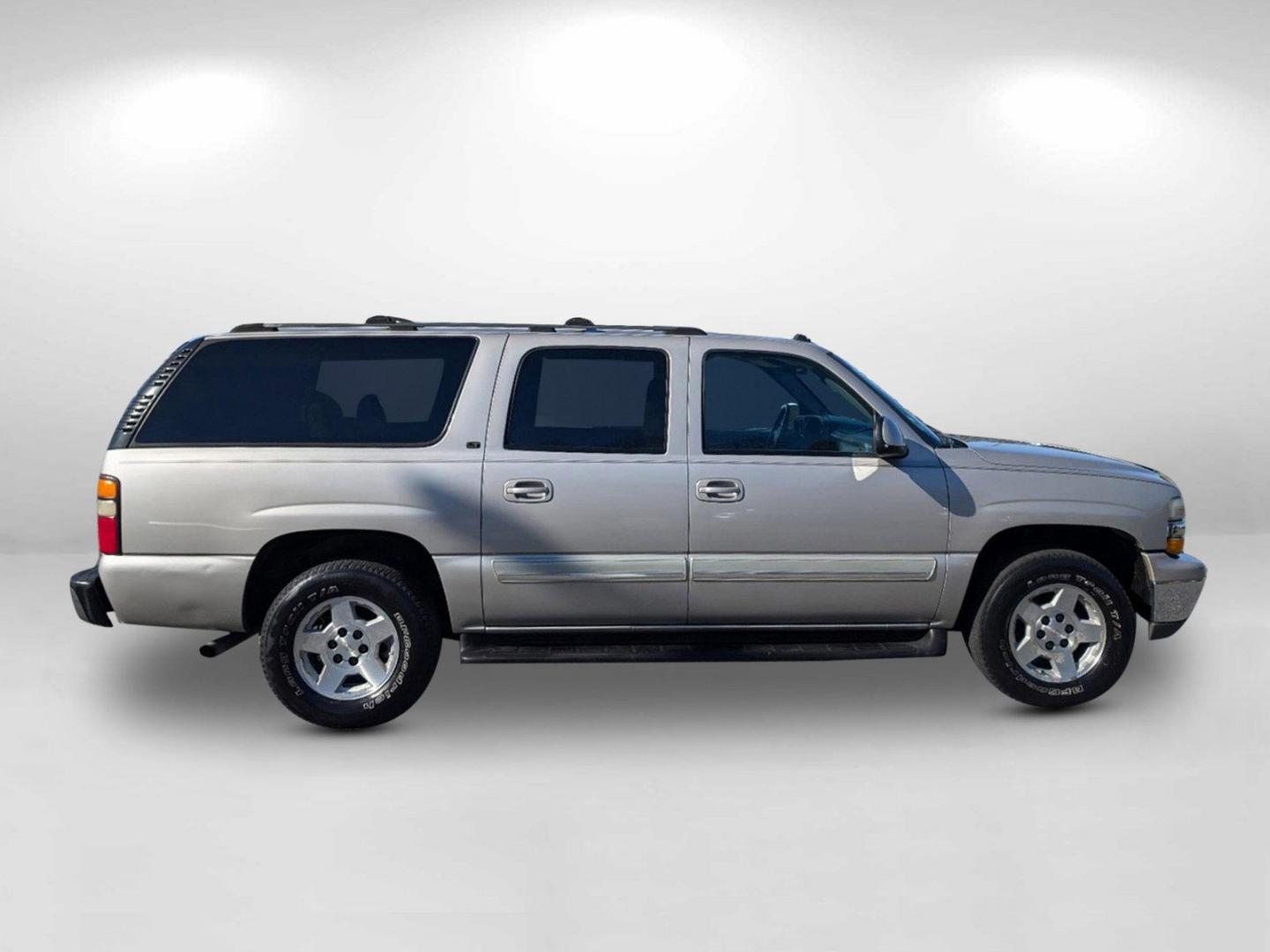 2004 /Gray/Dark Charcoal Chevrolet Suburban LT (3GNEC16Z94G) with an Gas V8 5.3L/327 engine, 4-Speed Automatic w/OD transmission, located at 3959 U.S. 80 W, Phenix City, AL, 36870, (334) 297-4885, 32.469296, -85.135185 - 2004 Chevrolet Suburban LT - Photo#3