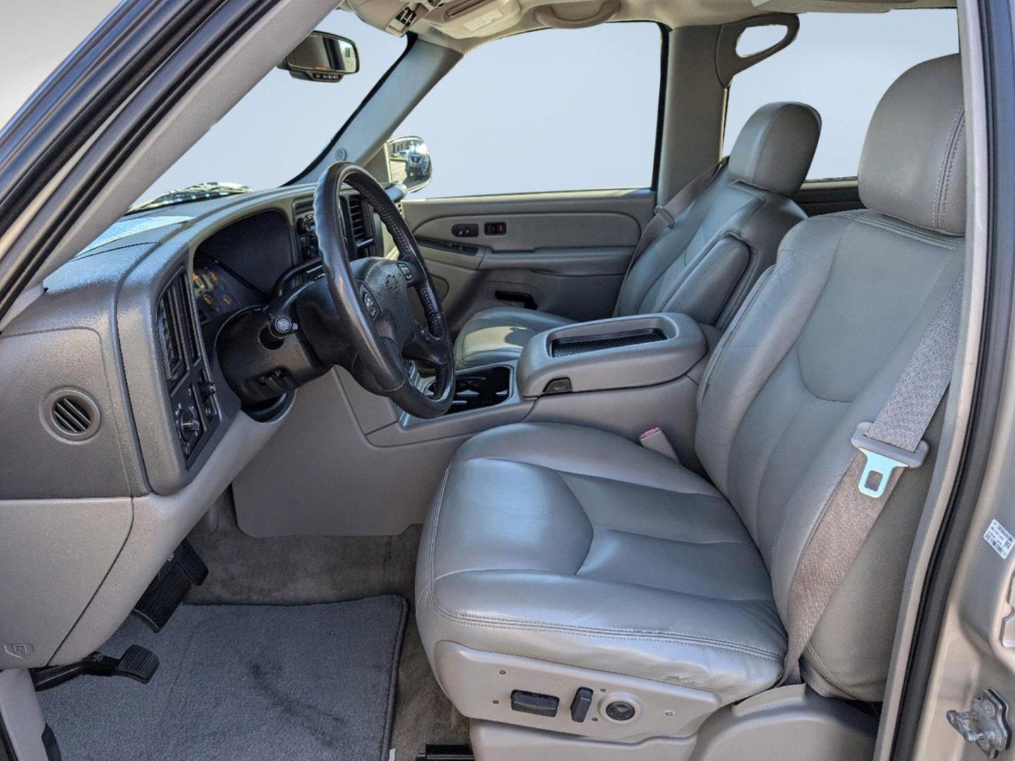 2004 /Gray/Dark Charcoal Chevrolet Suburban LT (3GNEC16Z94G) with an Gas V8 5.3L/327 engine, 4-Speed Automatic w/OD transmission, located at 3959 U.S. 80 W, Phenix City, AL, 36870, (334) 297-4885, 32.469296, -85.135185 - 2004 Chevrolet Suburban LT - Photo#8