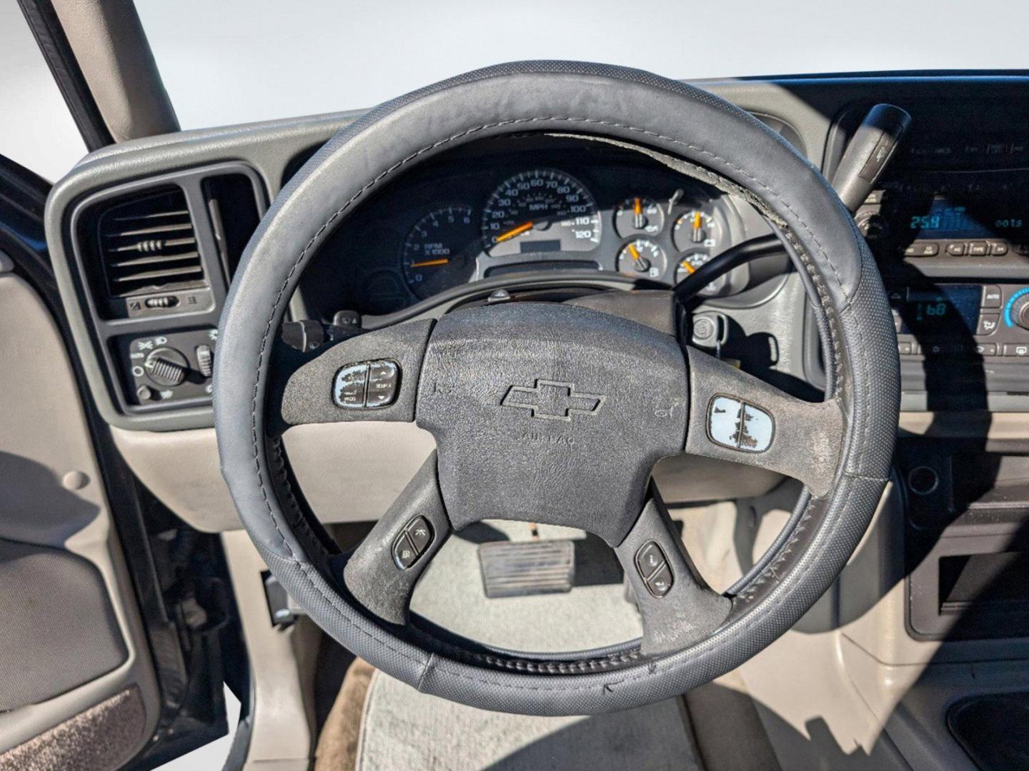 2005 /Gray/Drk Charcoal Chevrolet Avalanche Z66 (3GNEC12Z85G) with an Gas/Ethanol V8 5.3L/327 engine, 4-Speed Automatic w/OD transmission, located at 3959 U.S. 80 W, Phenix City, AL, 36870, (334) 297-4885, 32.469296, -85.135185 - 2005 Chevrolet Avalanche Z66 - Photo#15