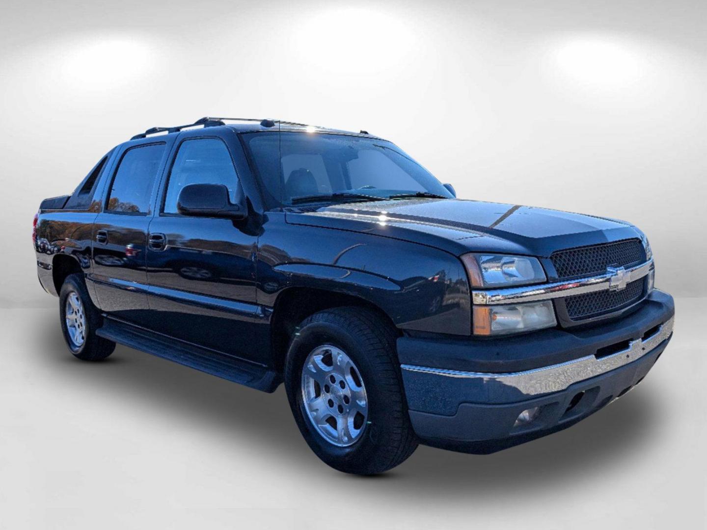 2005 /Gray/Drk Charcoal Chevrolet Avalanche Z66 (3GNEC12Z85G) with an Gas/Ethanol V8 5.3L/327 engine, 4-Speed Automatic w/OD transmission, located at 3959 U.S. 80 W, Phenix City, AL, 36870, (334) 297-4885, 32.469296, -85.135185 - 2005 Chevrolet Avalanche Z66 - Photo#2