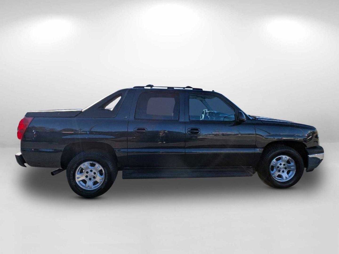 2005 /Gray/Drk Charcoal Chevrolet Avalanche Z66 (3GNEC12Z85G) with an Gas/Ethanol V8 5.3L/327 engine, 4-Speed Automatic w/OD transmission, located at 3959 U.S. 80 W, Phenix City, AL, 36870, (334) 297-4885, 32.469296, -85.135185 - 2005 Chevrolet Avalanche Z66 - Photo#3