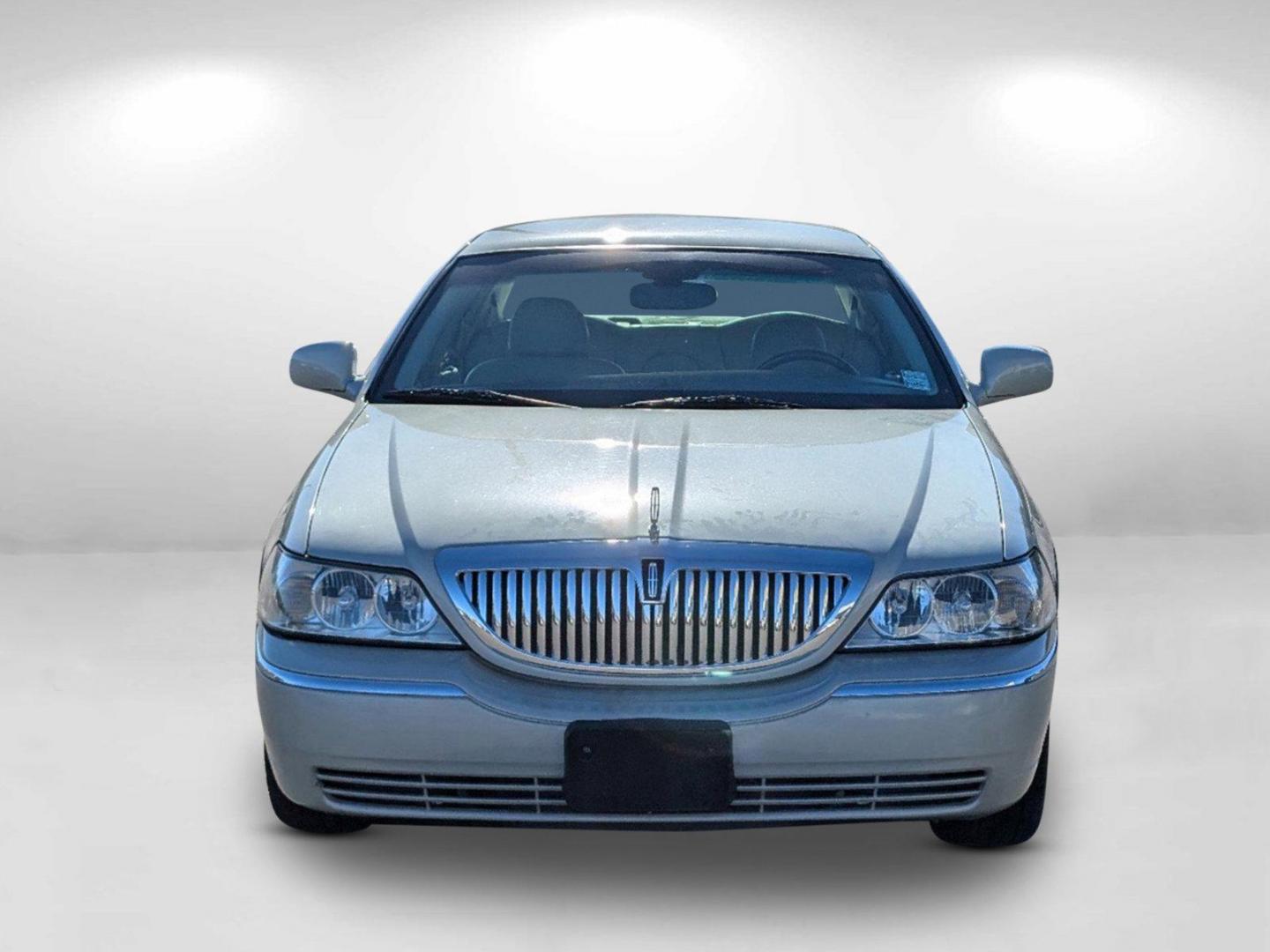 2005 Lincoln Town Car Signature Limited (1LNHM82W85Y) with an Gas V8 4.6L/281 engine, 4-Speed Automatic w/OD transmission, located at 521 Old Farm Lane Rd, Prattville, AL, 36066, (334) 325-1505, 32.482460, -86.416367 - 2005 Lincoln Town Car Signature Limited - Photo#1