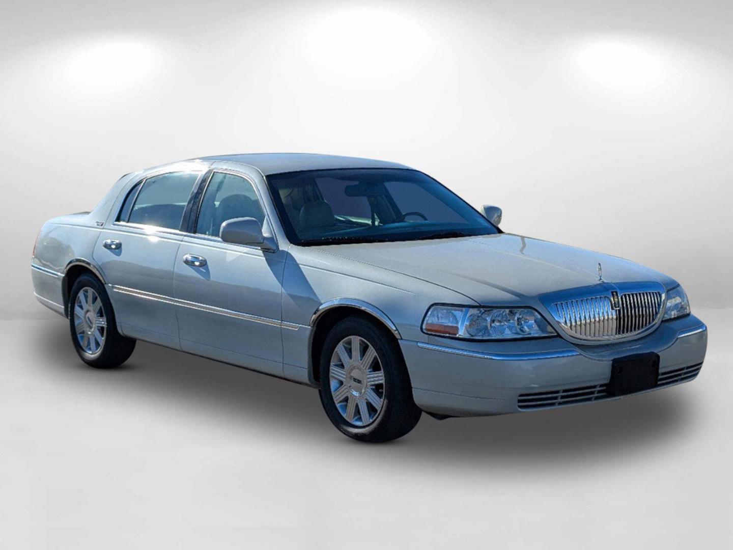 2005 Lincoln Town Car Signature Limited (1LNHM82W85Y) with an Gas V8 4.6L/281 engine, 4-Speed Automatic w/OD transmission, located at 521 Old Farm Lane Rd, Prattville, AL, 36066, (334) 325-1505, 32.482460, -86.416367 - 2005 Lincoln Town Car Signature Limited - Photo#2