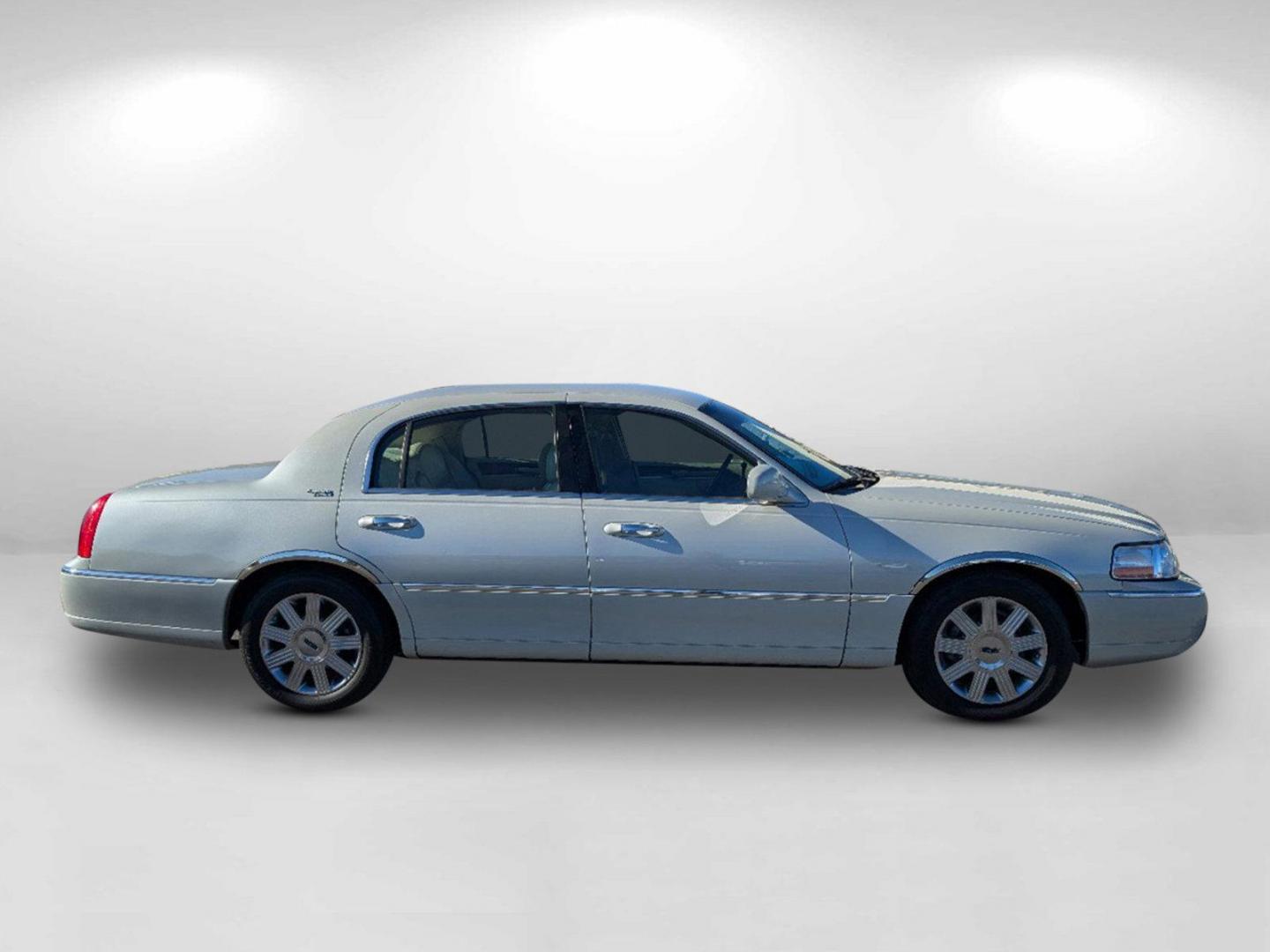 2005 Lincoln Town Car Signature Limited (1LNHM82W85Y) with an Gas V8 4.6L/281 engine, 4-Speed Automatic w/OD transmission, located at 521 Old Farm Lane Rd, Prattville, AL, 36066, (334) 325-1505, 32.482460, -86.416367 - 2005 Lincoln Town Car Signature Limited - Photo#3