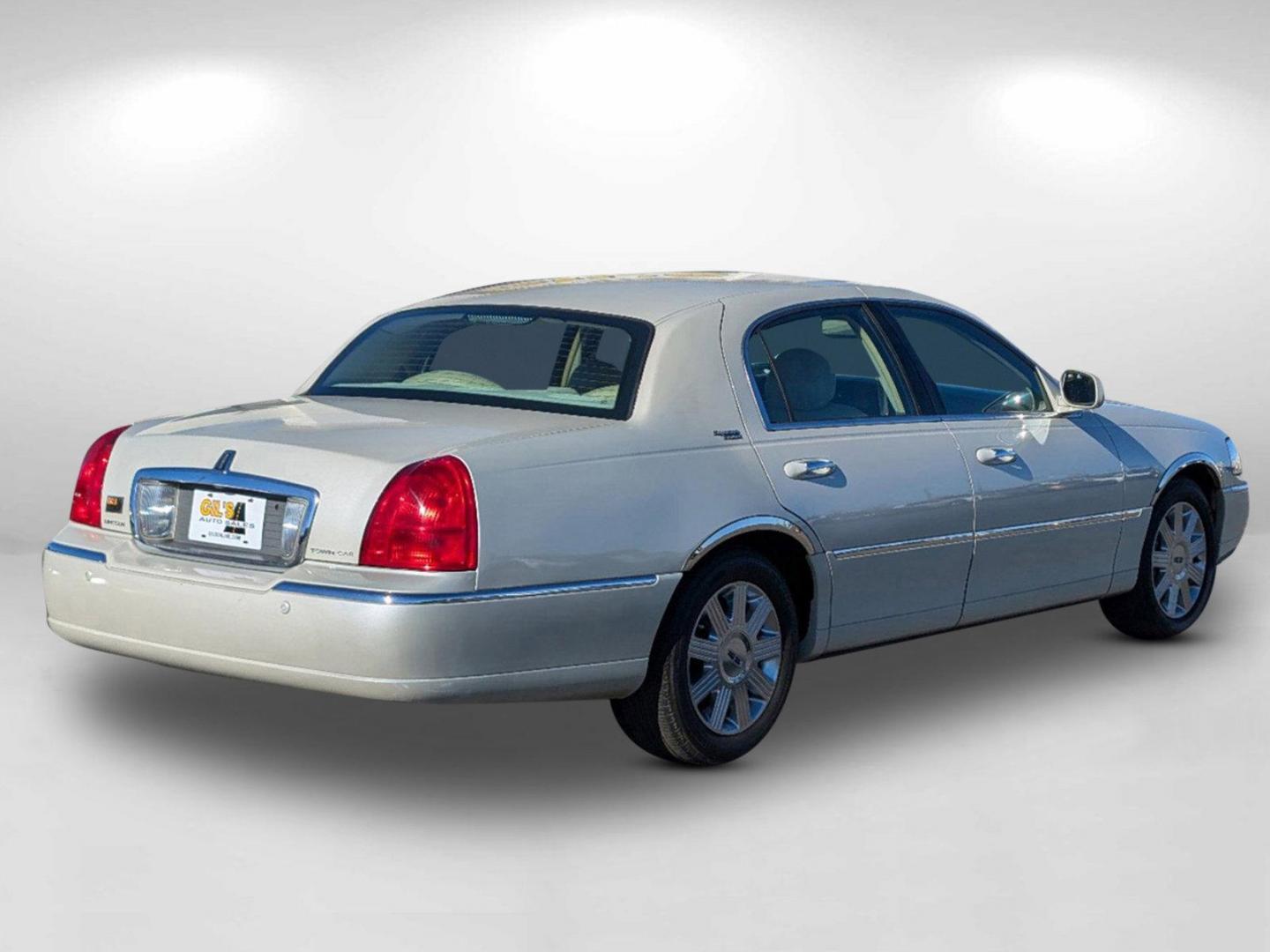 2005 Lincoln Town Car Signature Limited (1LNHM82W85Y) with an Gas V8 4.6L/281 engine, 4-Speed Automatic w/OD transmission, located at 521 Old Farm Lane Rd, Prattville, AL, 36066, (334) 325-1505, 32.482460, -86.416367 - 2005 Lincoln Town Car Signature Limited - Photo#4