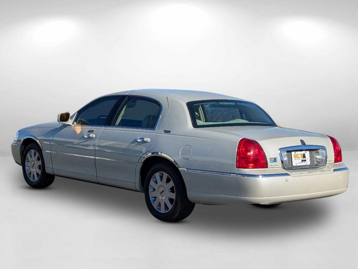 2005 Lincoln Town Car Signature Limited (1LNHM82W85Y) with an Gas V8 4.6L/281 engine, 4-Speed Automatic w/OD transmission, located at 521 Old Farm Lane Rd, Prattville, AL, 36066, (334) 325-1505, 32.482460, -86.416367 - 2005 Lincoln Town Car Signature Limited - Photo#6