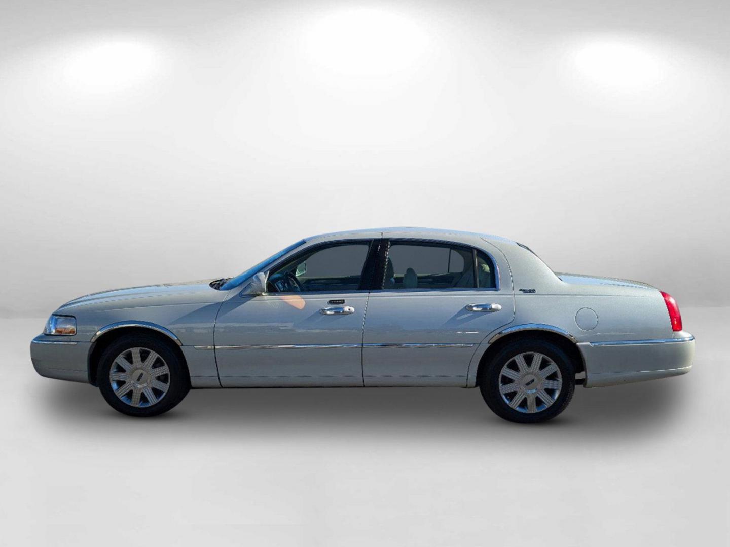 2005 Lincoln Town Car Signature Limited (1LNHM82W85Y) with an Gas V8 4.6L/281 engine, 4-Speed Automatic w/OD transmission, located at 521 Old Farm Lane Rd, Prattville, AL, 36066, (334) 325-1505, 32.482460, -86.416367 - 2005 Lincoln Town Car Signature Limited - Photo#7