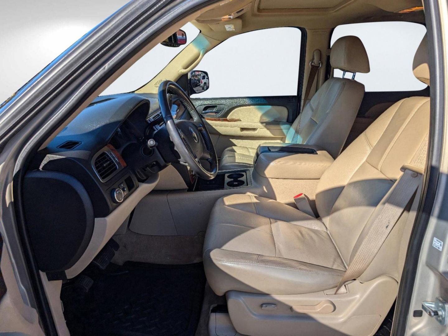 2007 /Ebony/Light Cashmere Chevrolet Tahoe LT (1GNFC13037R) with an Gas/Ethanol V8 5.3L/323 engine, 4-Speed Automatic w/OD transmission, located at 3959 U.S. 80 W, Phenix City, AL, 36870, (334) 297-4885, 32.469296, -85.135185 - 2007 Chevrolet Tahoe LT - Photo#9