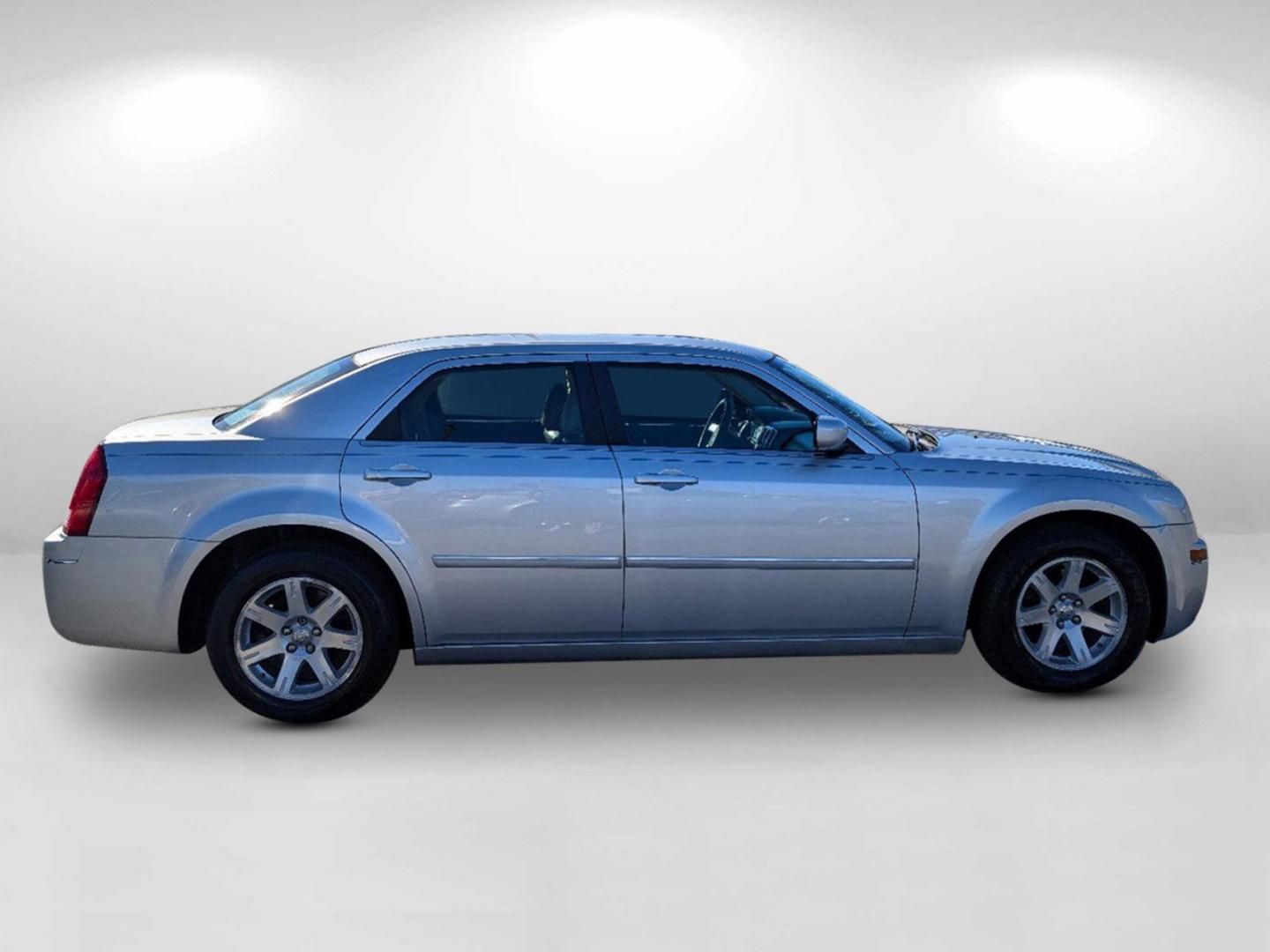 2007 Chrysler 300 Touring (2C3KA53G57H) with an Gas V6 3.5L/215 engine, 5-Speed Automatic transmission, located at 3959 U.S. 80 W, Phenix City, AL, 36870, (334) 297-4885, 32.469296, -85.135185 - 2007 Chrysler 300 Touring - Photo#3