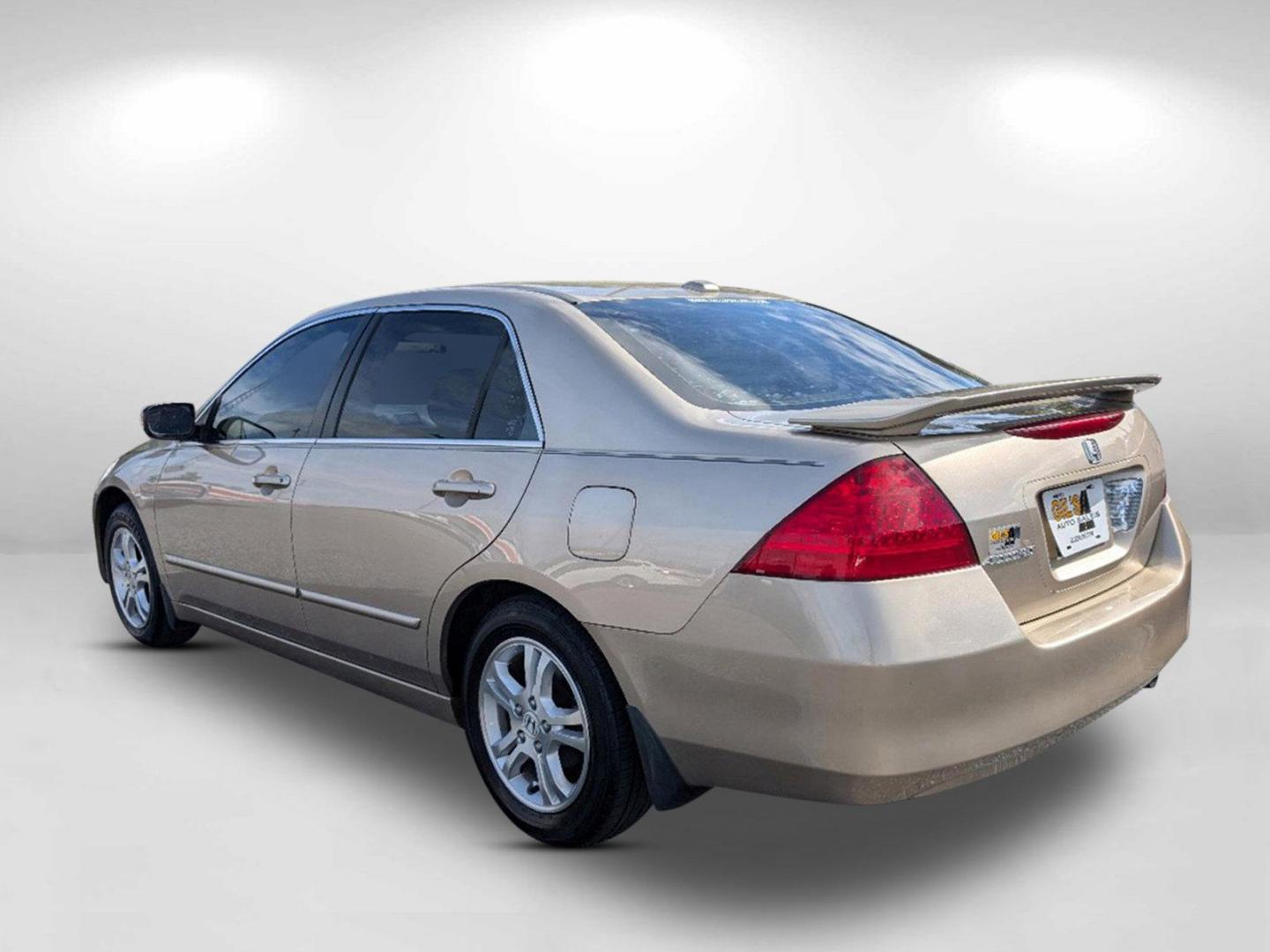 2007 Honda Accord Sdn EX-L (1HGCM56827A) with an Gas I4 2.4L/144 engine, 5-Speed Automatic w/OD transmission, located at 1430 Gateway Drive, Opelika, AL, 36801, (334) 239-0944, 32.637871, -85.409790 - 2007 Honda Accord Sdn EX-L - Photo#6