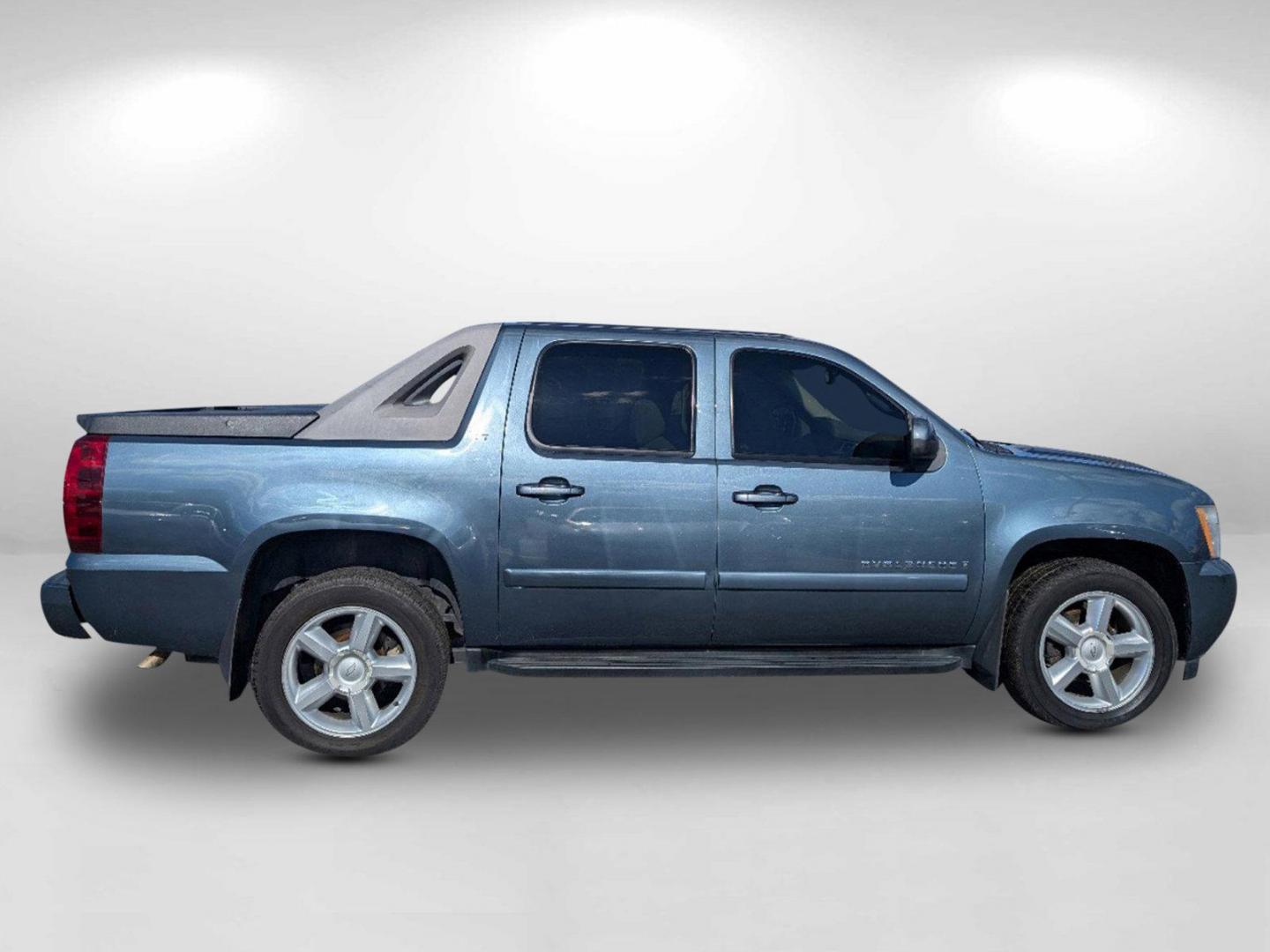 2008 /Dark Titanium/Light Titanium Chevrolet Avalanche LT w/1LT (3GNFK123X8G) with an Gas/Ethanol V8 5.3L/325 engine, 4-Speed Automatic w/OD transmission, located at 3959 U.S. 80 W, Phenix City, AL, 36870, (334) 297-4885, 32.469296, -85.135185 - 2008 Chevrolet Avalanche LT w/1LT - Photo#3