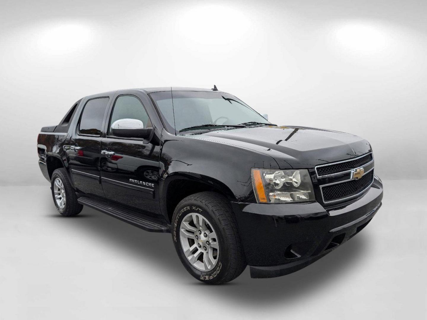 2010 /Ebony Chevrolet Avalanche LS (3GNNCEE00AG) with an Gas/Ethanol V8 5.3L/325 engine, 6-Speed Automatic w/OD transmission, located at 3959 U.S. 80 W, Phenix City, AL, 36870, (334) 297-4885, 32.469296, -85.135185 - 2010 Chevrolet Avalanche LS - Photo#2