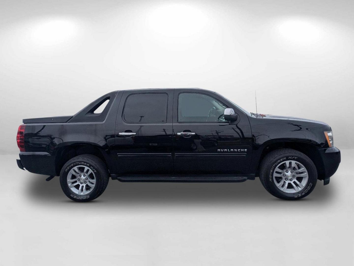 2010 /Ebony Chevrolet Avalanche LS (3GNNCEE00AG) with an Gas/Ethanol V8 5.3L/325 engine, 6-Speed Automatic w/OD transmission, located at 3959 U.S. 80 W, Phenix City, AL, 36870, (334) 297-4885, 32.469296, -85.135185 - 2010 Chevrolet Avalanche LS - Photo#3