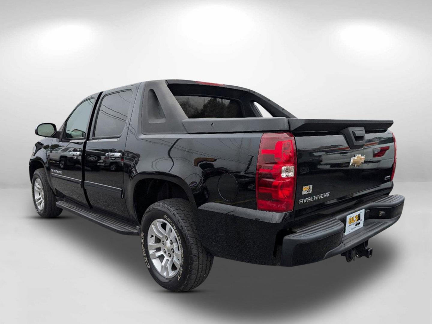 2010 /Ebony Chevrolet Avalanche LS (3GNNCEE00AG) with an Gas/Ethanol V8 5.3L/325 engine, 6-Speed Automatic w/OD transmission, located at 3959 U.S. 80 W, Phenix City, AL, 36870, (334) 297-4885, 32.469296, -85.135185 - 2010 Chevrolet Avalanche LS - Photo#6