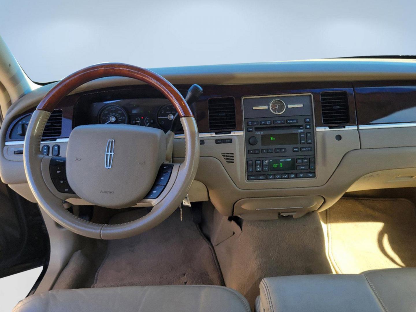 2010 Black Lincoln Town Car Signature Limited (2LNBL8CV4AX) with an Gas/Ethanol V8 4.6L/281 engine, 4-Speed Automatic w/OD transmission, located at 1430 Gateway Drive, Opelika, AL, 36801, (334) 239-0944, 32.637871, -85.409790 - 2010 Lincoln Town Car Signature Limited - Photo#11