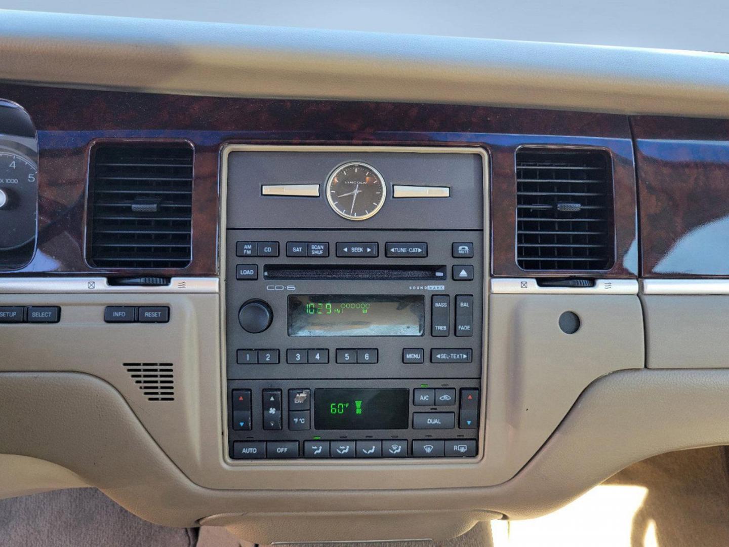 2010 Black Lincoln Town Car Signature Limited (2LNBL8CV4AX) with an Gas/Ethanol V8 4.6L/281 engine, 4-Speed Automatic w/OD transmission, located at 1430 Gateway Drive, Opelika, AL, 36801, (334) 239-0944, 32.637871, -85.409790 - 2010 Lincoln Town Car Signature Limited - Photo#12