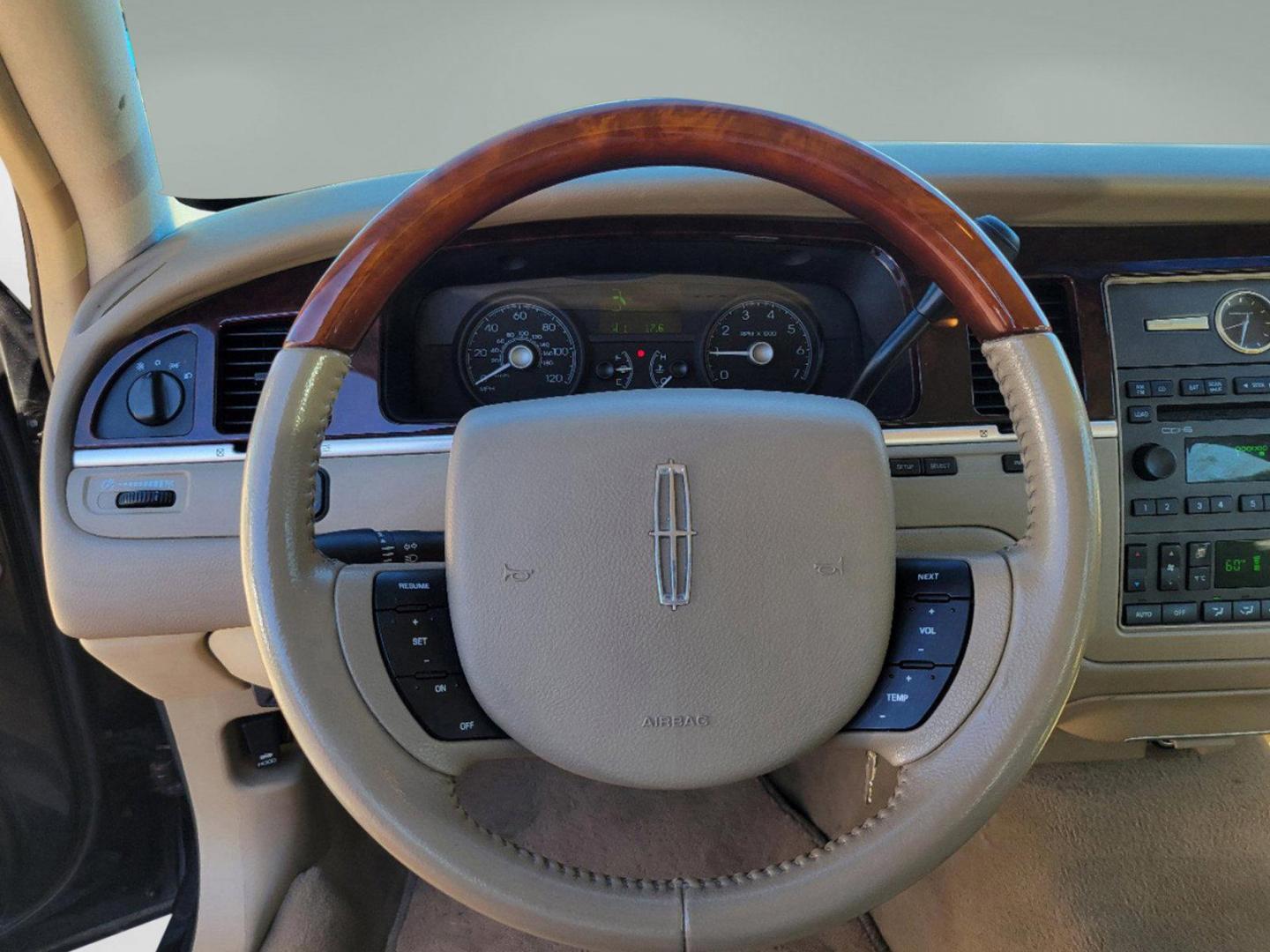 2010 Black Lincoln Town Car Signature Limited (2LNBL8CV4AX) with an Gas/Ethanol V8 4.6L/281 engine, 4-Speed Automatic w/OD transmission, located at 1430 Gateway Drive, Opelika, AL, 36801, (334) 239-0944, 32.637871, -85.409790 - 2010 Lincoln Town Car Signature Limited - Photo#13