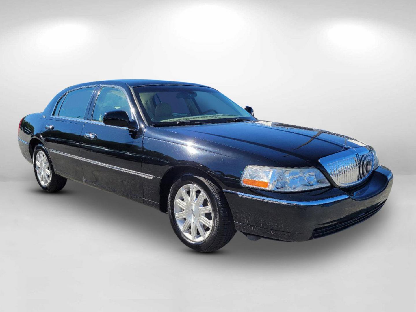 2010 Black Lincoln Town Car Signature Limited (2LNBL8CV4AX) with an Gas/Ethanol V8 4.6L/281 engine, 4-Speed Automatic w/OD transmission, located at 1430 Gateway Drive, Opelika, AL, 36801, (334) 239-0944, 32.637871, -85.409790 - 2010 Lincoln Town Car Signature Limited - Photo#2