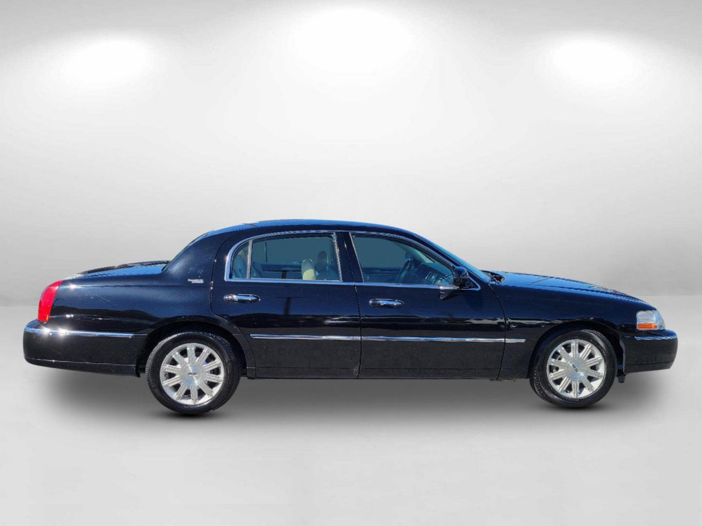 2010 Black Lincoln Town Car Signature Limited (2LNBL8CV4AX) with an Gas/Ethanol V8 4.6L/281 engine, 4-Speed Automatic w/OD transmission, located at 1430 Gateway Drive, Opelika, AL, 36801, (334) 239-0944, 32.637871, -85.409790 - 2010 Lincoln Town Car Signature Limited - Photo#3