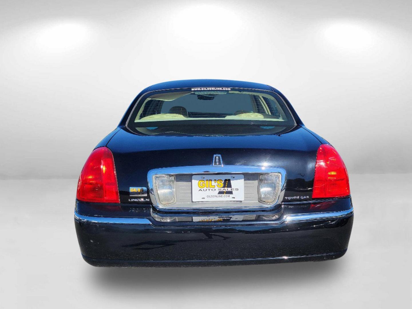 2010 Black Lincoln Town Car Signature Limited (2LNBL8CV4AX) with an Gas/Ethanol V8 4.6L/281 engine, 4-Speed Automatic w/OD transmission, located at 1430 Gateway Drive, Opelika, AL, 36801, (334) 239-0944, 32.637871, -85.409790 - 2010 Lincoln Town Car Signature Limited - Photo#5