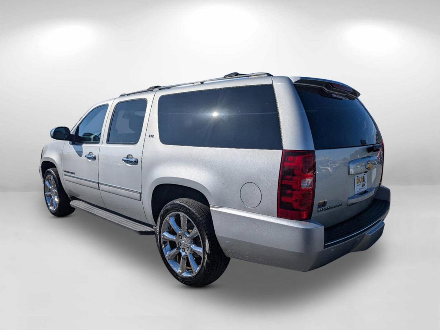 2011 /Light Titanium/Dark Titanium Chevrolet Suburban LTZ (1GNSKKE39BR) with an Gas/Ethanol V8 5.3L/323 engine, 6-Speed Automatic w/OD transmission, located at 3959 U.S. 80 W, Phenix City, AL, 36870, (334) 297-4885, 32.469296, -85.135185 - 2011 Chevrolet Suburban LTZ - Photo#6