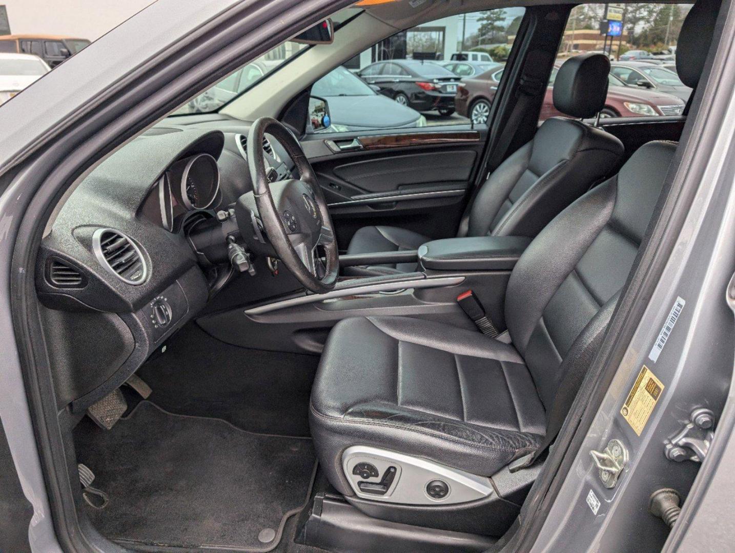 2011 Mercedes-Benz M-Class ML 350 (4JGBB5GBXBA) with an Gas V6 3.5L/213 engine, 7-Speed Automatic transmission, located at 3959 U.S. 80 W, Phenix City, AL, 36870, (334) 297-4885, 32.469296, -85.135185 - 2011 Mercedes-Benz M-Class ML 350 - Photo#9