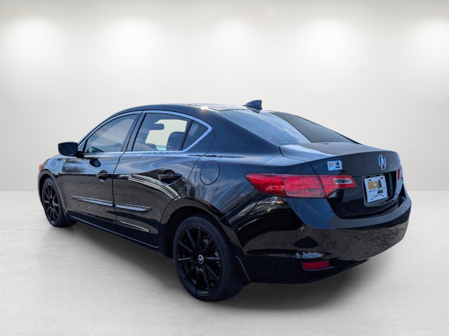 2013 Acura ILX Premium Pkg (19VDE1F54DE) with an Gas I4 2.0L/122 engine, 5-Speed Automatic w/Manual Shift transmission, located at 1430 Gateway Drive, Opelika, AL, 36801, (334) 239-0944, 32.637871, -85.409790 - 2013 Acura ILX Premium Pkg - Photo#6