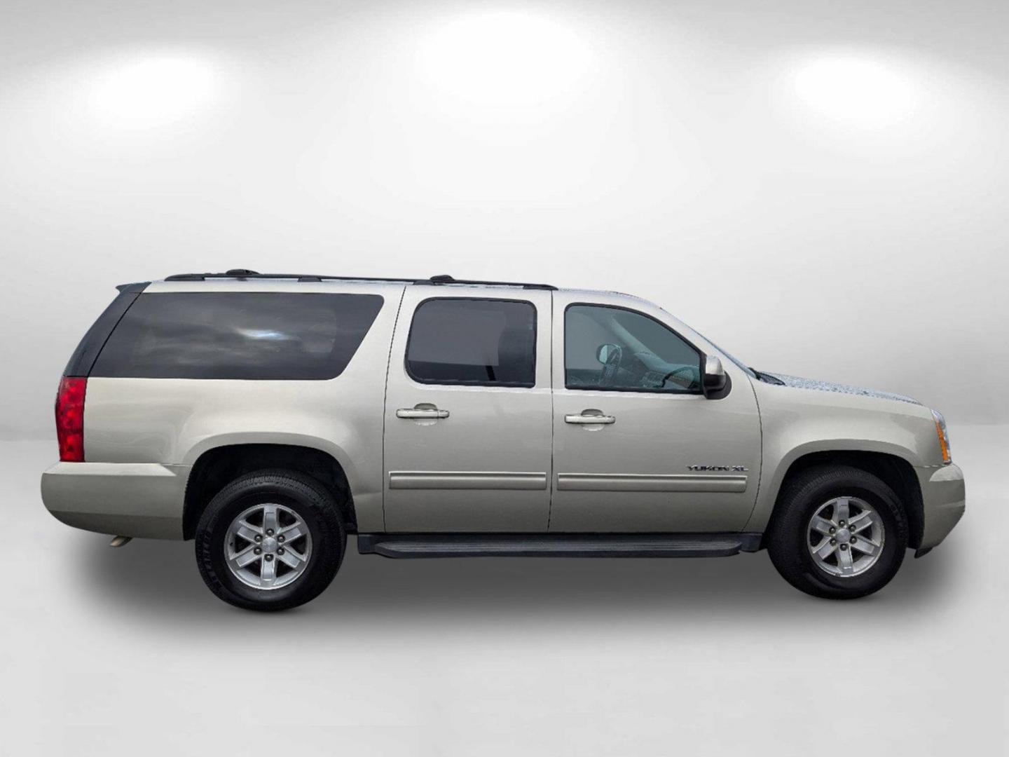 2014 /Light Titanium GMC Yukon XL SLT (1GKS1KE09ER) with an Gas/Ethanol V8 5.3L/323 engine, 6-Speed Automatic transmission, located at 5115 14th Ave., Columbus, GA, 31904, (706) 323-0345, 32.511494, -84.971046 - 2014 GMC Yukon XL SLT - Photo#3