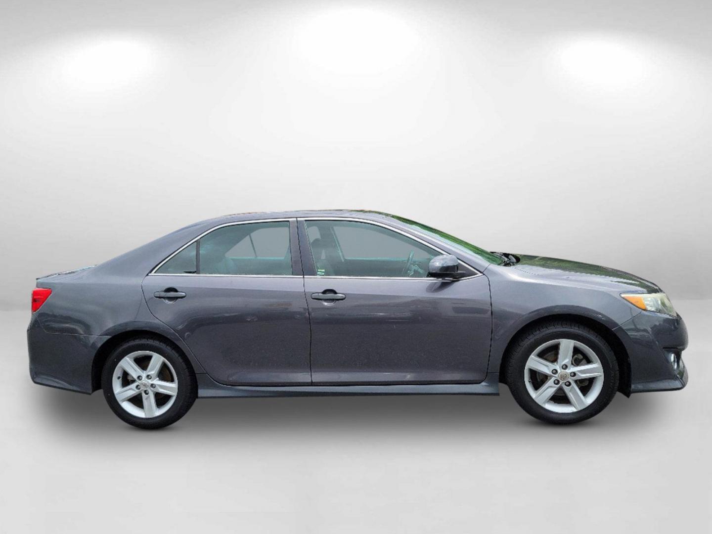 2014 Gray Toyota Camry SE (4T1BF1FK5EU) with an Regular Unleaded I-4 2.5 L/152 engine, 6-Speed Automatic w/OD transmission, located at 3959 U.S. 80 W, Phenix City, AL, 36870, (334) 297-4885, 32.469296, -85.135185 - 2014 Toyota Camry SE - Photo#3