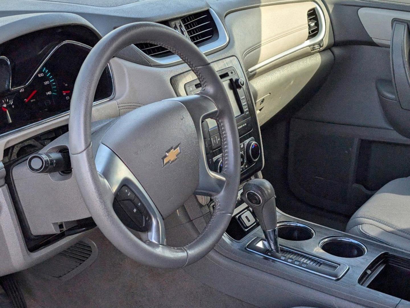 2015 Silver Ice Metallic /Dark Titanium/Light Titanium Chevrolet Traverse LT (1GNKRHKD0FJ) with an Gas V6 3.6L/217 engine, 6-Speed Automatic transmission, located at 521 Old Farm Lane Rd, Prattville, AL, 36066, (334) 325-1505, 32.482460, -86.416367 - 2015 Chevrolet Traverse LT - Photo#9