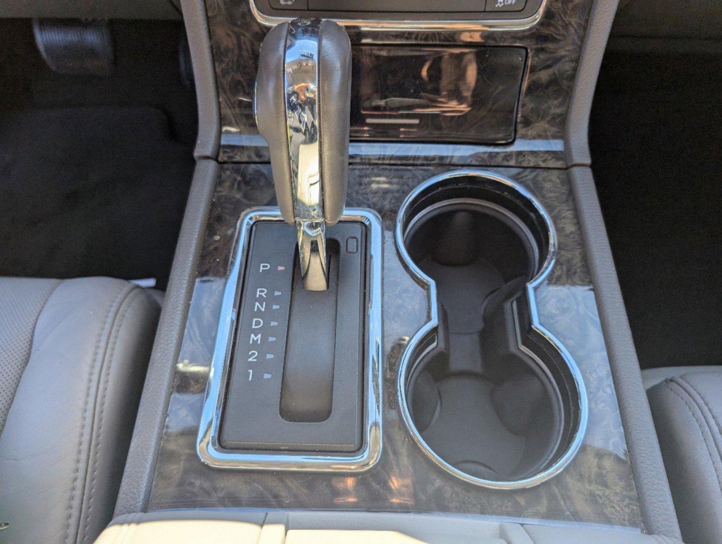 2015 Lincoln Navigator (5LMJJ2HT1FE) with an Twin Turbo Premium Unleaded V-6 3.5 L/213 engine, 6-Speed Automatic w/OD transmission, located at 7000 Northlake Connector, Columbus, GA, 31904, (706) 987-8085, 32.524975, -84.978134 - 2015 Lincoln Navigator - Photo#13