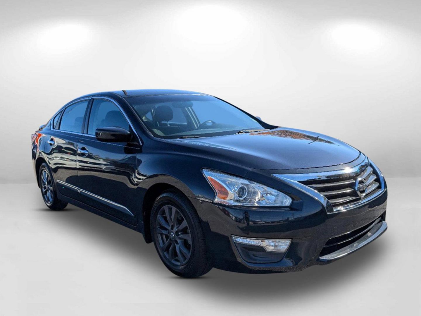 2015 /Charcoal Nissan Altima 2.5 S (1N4AL3AP8FC) with an Regular Unleaded I-4 2.5 L/152 engine, 1-Speed CVT w/OD transmission, located at 3959 U.S. 80 W, Phenix City, AL, 36870, (334) 297-4885, 32.469296, -85.135185 - 2015 Nissan Altima 2.5 S - Photo#2