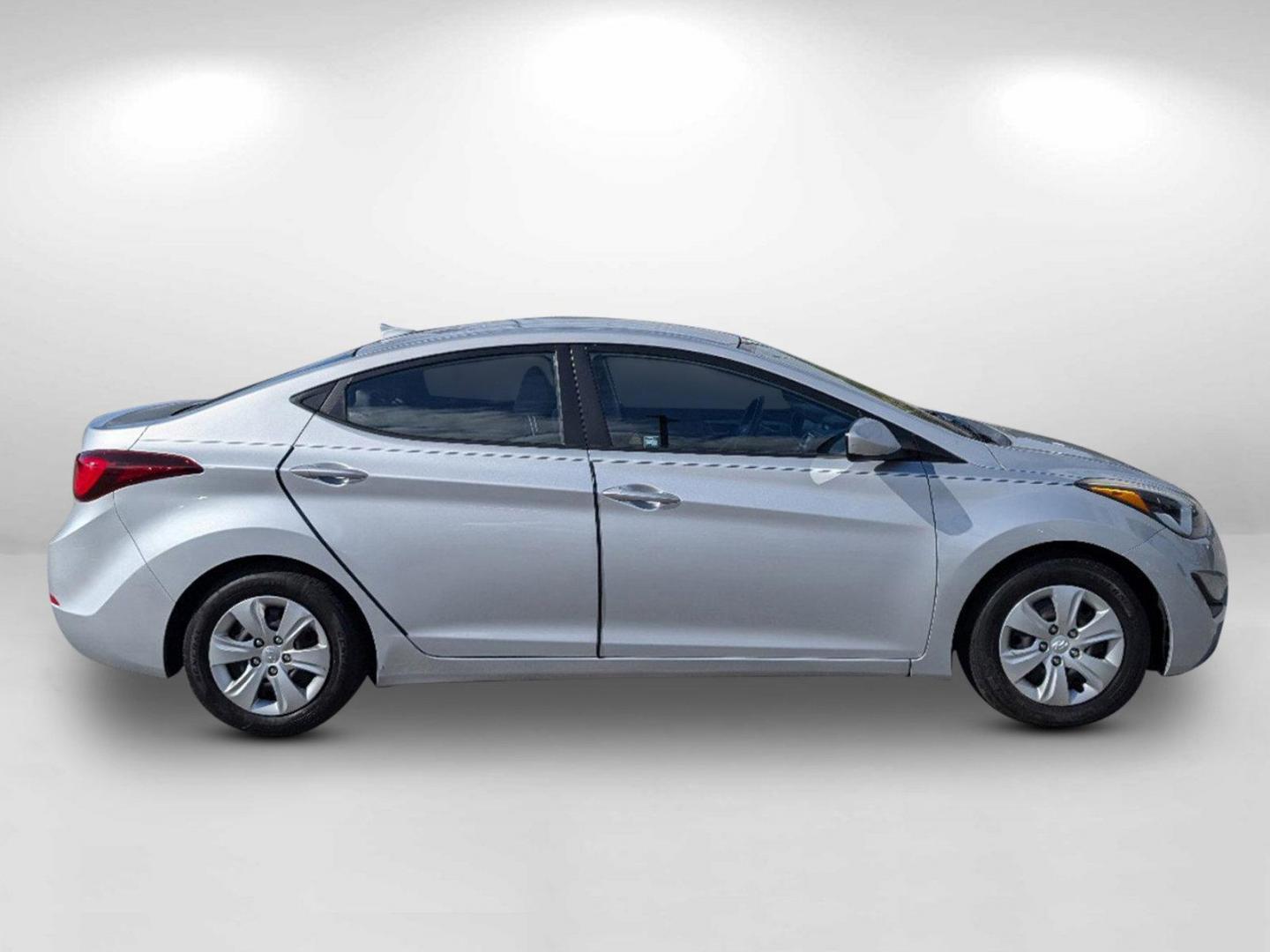 2016 /Gray Hyundai Elantra SE (KMHDH4AE5GU) with an Regular Unleaded I-4 1.8 L/110 engine, 6-Speed Automatic w/OD transmission, located at 7000 Northlake Connector, Columbus, GA, 31904, (706) 987-8085, 32.524975, -84.978134 - 2016 Hyundai Elantra SE - Photo#3