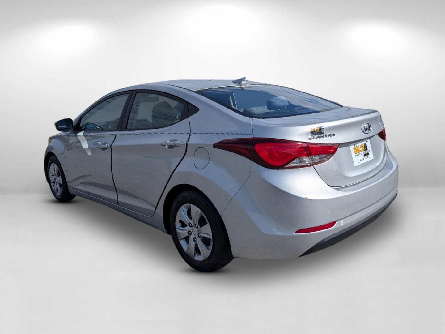 2016 /Gray Hyundai Elantra SE (KMHDH4AE5GU) with an Regular Unleaded I-4 1.8 L/110 engine, 6-Speed Automatic w/OD transmission, located at 7000 Northlake Connector, Columbus, GA, 31904, (706) 987-8085, 32.524975, -84.978134 - 2016 Hyundai Elantra SE - Photo#6