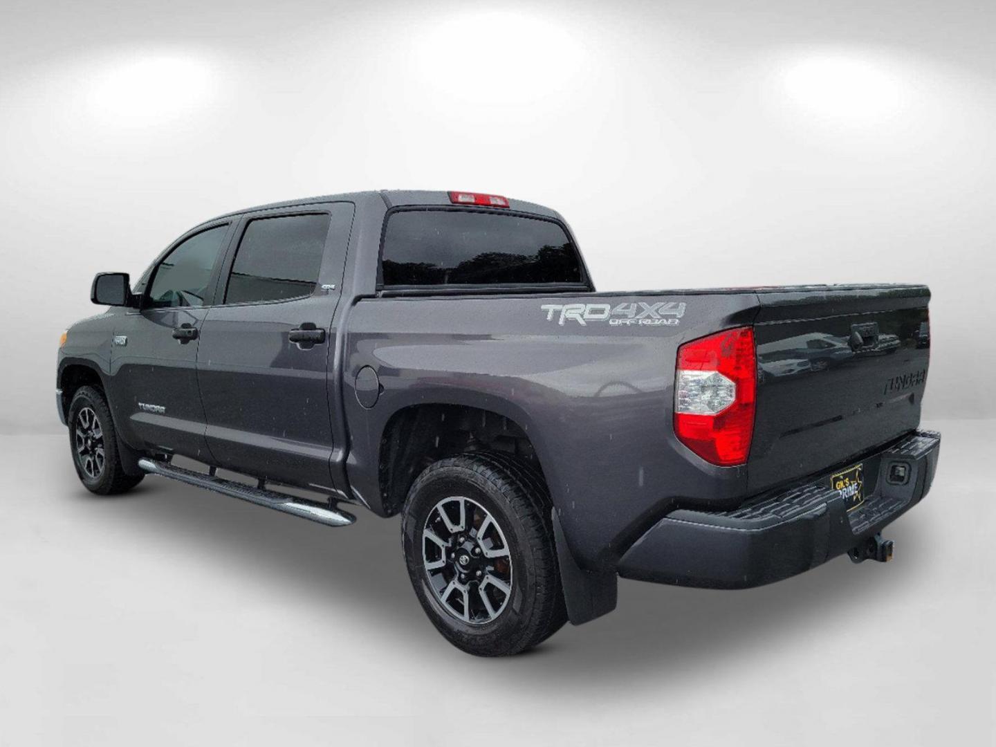 2016 Gray Toyota Tundra 4WD Truck SR5 (5TFDW5F10GX) with an Regular Unleaded V-8 5.7 L/346 engine, 6-Speed Automatic w/OD transmission, located at 1430 Gateway Drive, Opelika, AL, 36801, (334) 239-0944, 32.637871, -85.409790 - 2016 Toyota Tundra 4WD Truck SR5 - Photo#6