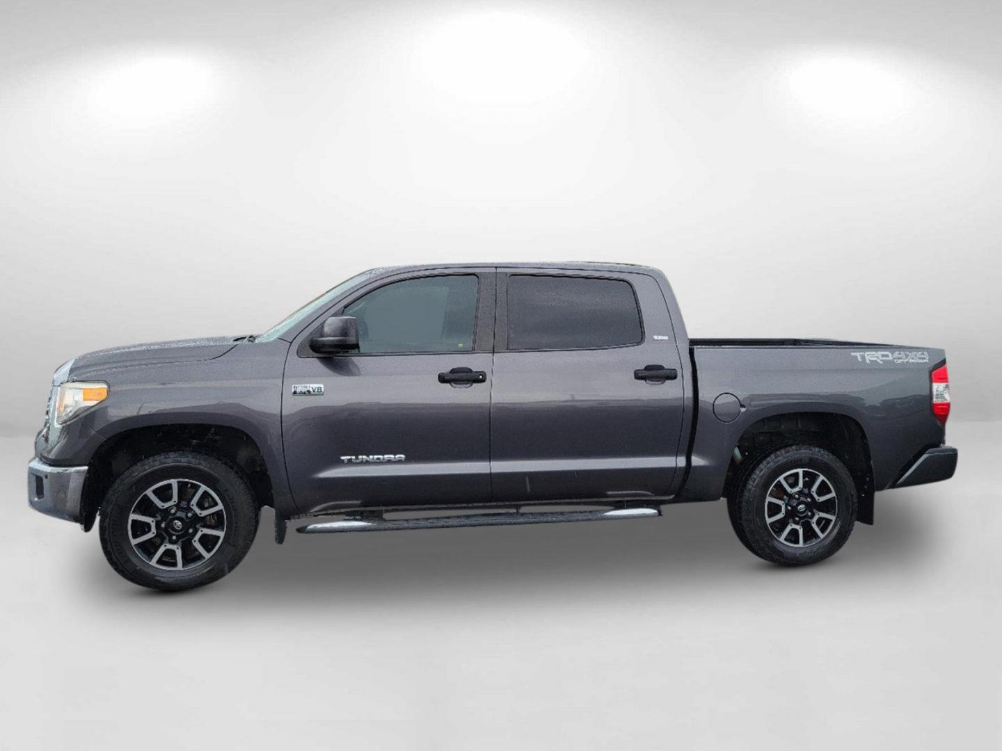 2016 Gray Toyota Tundra 4WD Truck SR5 (5TFDW5F10GX) with an Regular Unleaded V-8 5.7 L/346 engine, 6-Speed Automatic w/OD transmission, located at 1430 Gateway Drive, Opelika, AL, 36801, (334) 239-0944, 32.637871, -85.409790 - 2016 Toyota Tundra 4WD Truck SR5 - Photo#7