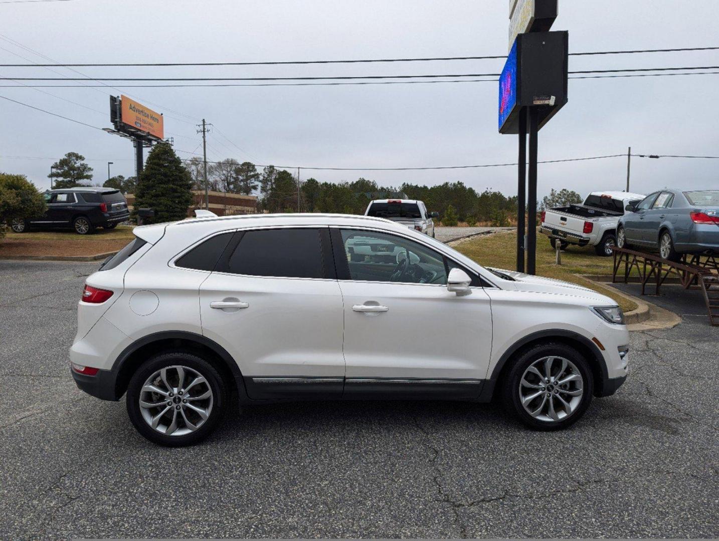 2017 Lincoln MKC Select (5LMCJ2C93HU) with an Intercooled Turbo Premium Unleaded I-4 2.0 L/122 engine, 6-Speed Automatic w/OD transmission, located at 3959 U.S. 80 W, Phenix City, AL, 36870, (334) 297-4885, 32.469296, -85.135185 - 2017 Lincoln MKC Select - Photo#3