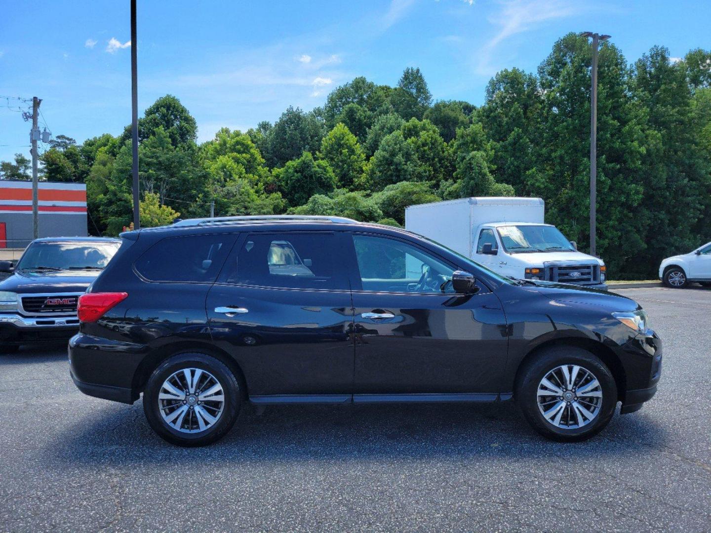 2019 Magnetic Black Pearl /Charcoal Nissan Pathfinder S (5N1DR2MM4KC) with an Regular Unleaded V-6 3.5 L/213 engine, 1-Speed CVT w/OD transmission, located at 1430 Gateway Drive, Opelika, AL, 36801, (334) 239-0944, 32.637871, -85.409790 - 2019 Nissan Pathfinder S - Photo#4