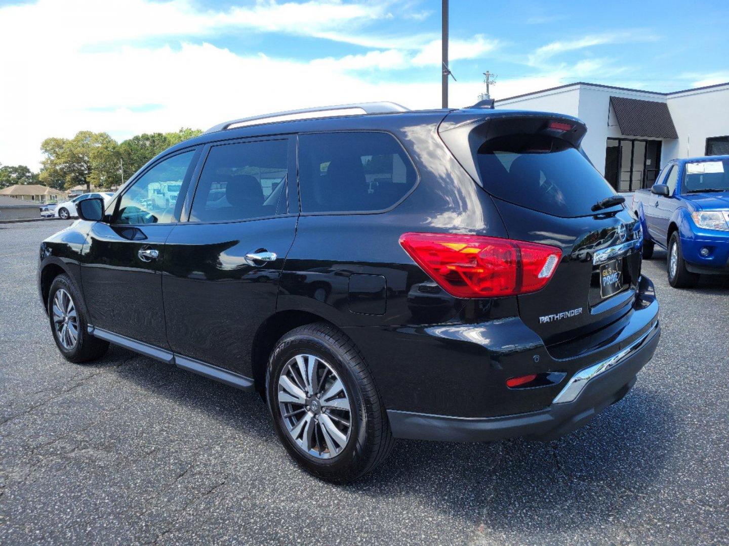 2019 Magnetic Black Pearl /Charcoal Nissan Pathfinder S (5N1DR2MM4KC) with an Regular Unleaded V-6 3.5 L/213 engine, 1-Speed CVT w/OD transmission, located at 1430 Gateway Drive, Opelika, AL, 36801, (334) 239-0944, 32.637871, -85.409790 - 2019 Nissan Pathfinder S - Photo#7